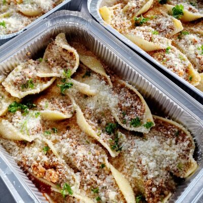 Conchiglioni farcis à la viande et à la sauce tomates